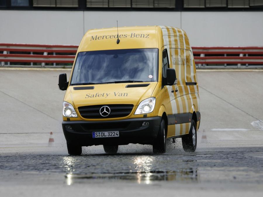  Mercedes-Benz Sprinter High Roof Van 2006 года  (фото 16 из 33)